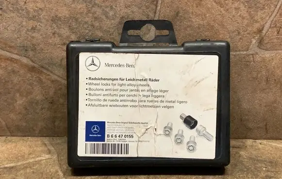 Mercedes-Benz E W212 Anti-theft wheel nuts and lock B66470155