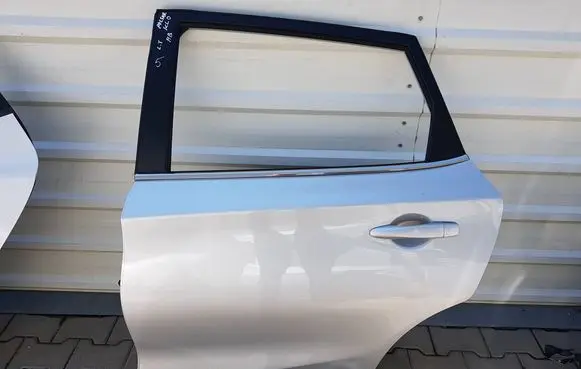 Nissan Pulsar Rear door