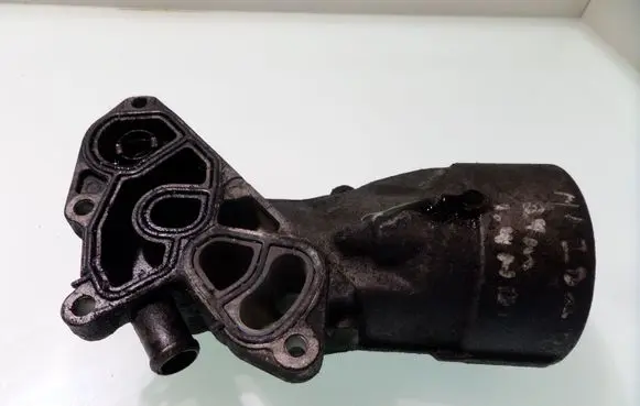 Oil filter mounting bracket