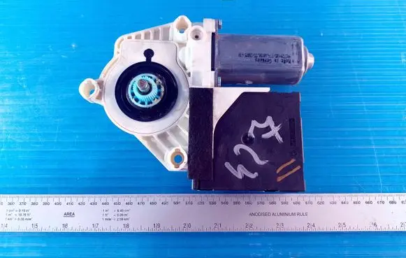 Volkswagen Jetta V Front door window regulator motor 1K0959793G F005S00202