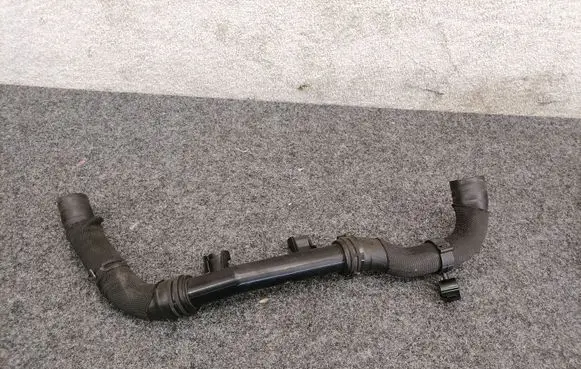 Land Rover Discovery 5 Engine coolant pipe/hose JPLA8A512A JPLA8A512