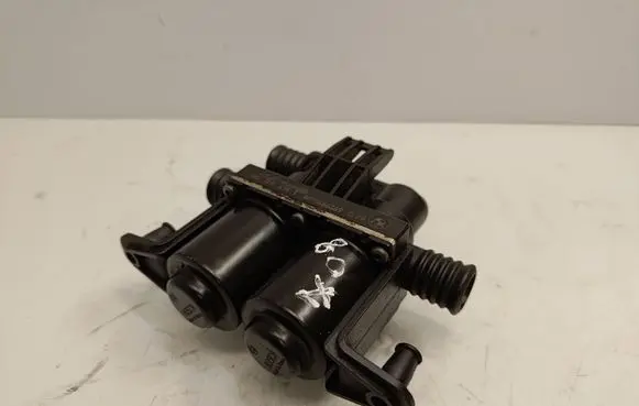 BMW 5 E60 E61 Coolant heater control valve 6927915 64126927915
