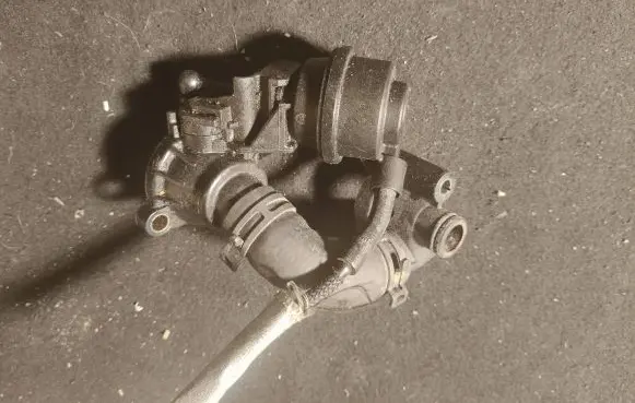 Volkswagen Touareg II Engine coolant pipe/hose 059121737