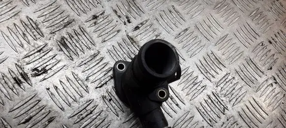 Volkswagen PASSAT B5 Engine coolant pipe/hose 028121132