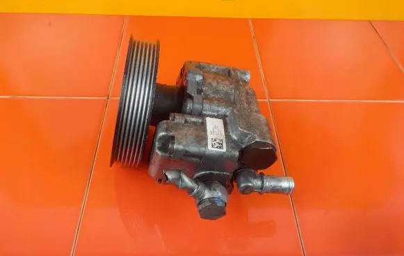 BMW 5 E60 E61 Power steering pump 678084803 N47D20A