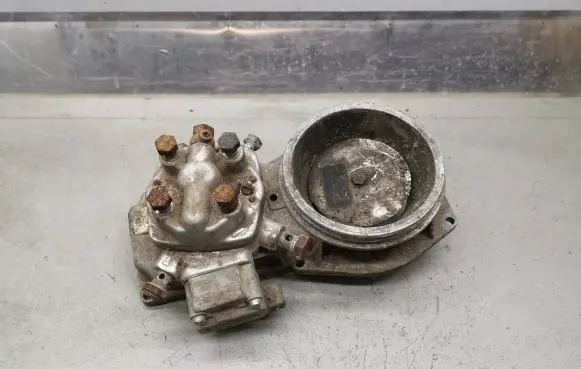 Audi 80 90 B3 Fuel distributor 0438121011 026133353 0438101005