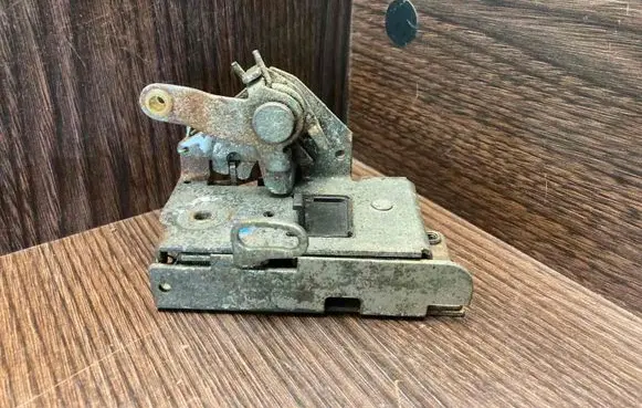 Loading door lock