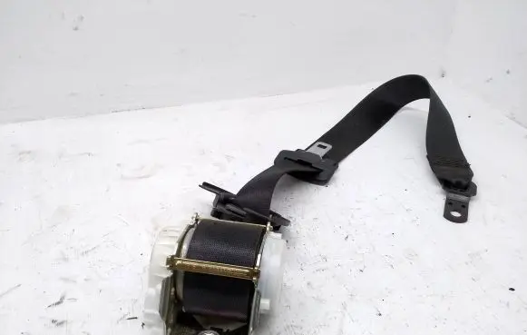BMW X3 E83 Front seatbelt 33048191