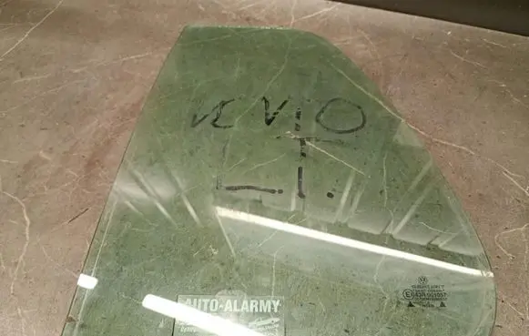 Volkswagen Vento Rear side window