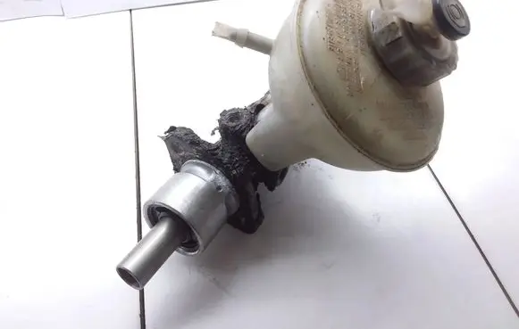 Volkswagen Golf III Master brake cylinder 1H1611307A