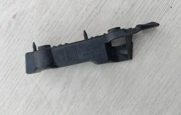 Audi A5 8T 8F Front bumper mounting bracket 8T0807284A