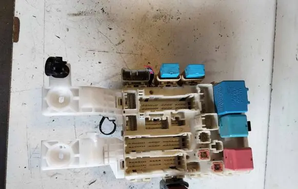 Toyota Yaris Fuse module 8273052321