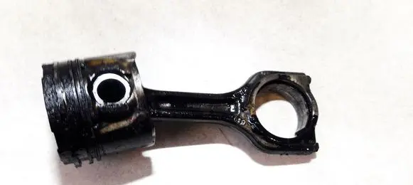 Ford Focus C-MAX Piston with connecting rod
