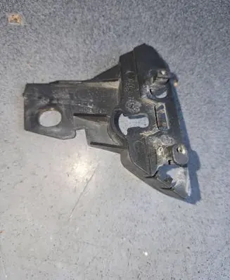 Front bumper mounting bracket