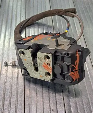 Nissan Note (E11) Rear door lock