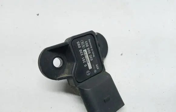 Volkswagen Golf V Air pressure sensor 03C906051
