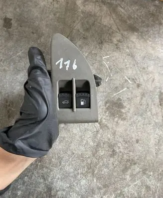 Volkswagen PASSAT B5.5 Fuel tank opening switch 1J0959833A