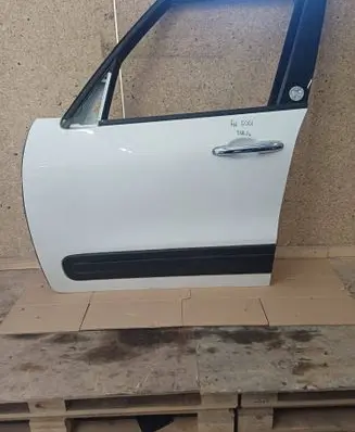 Fiat 500L Front door