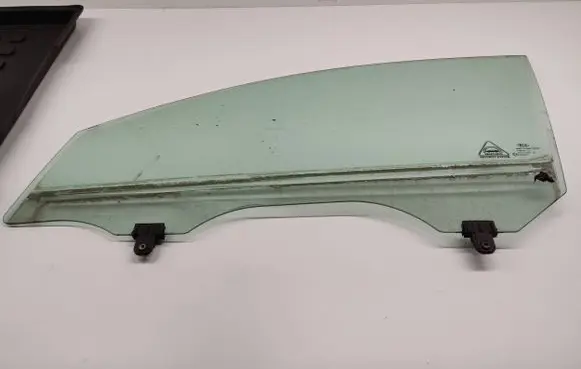 KIA Sportage Front door window glass four-door