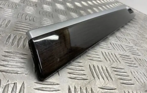 Dashboard glove box trim