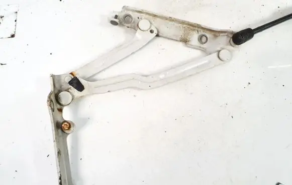 Subaru Legacy Tailgate/trunk/boot hinge