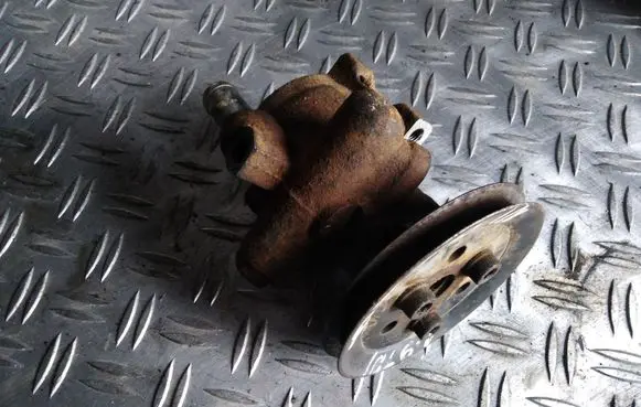 Volkswagen Golf III Power steering pump 1H0422155E