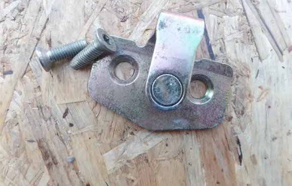Ford Mondeo Mk III Rear door lock loop/hook striker 