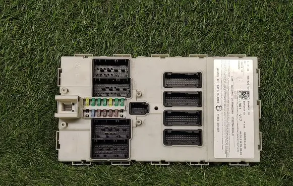 BMW X5 F15 Power management control unit 9383423 61359383423 10681810