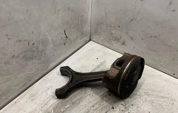Lexus GS 300 350 430 450H Piston with connecting rod 31080