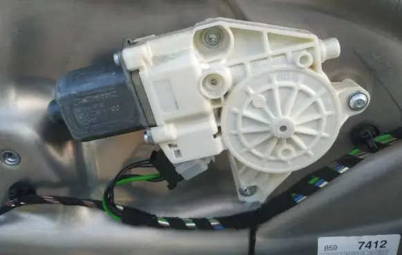 Mercedes-Benz E W212 Front door window regulator motor a2048200142