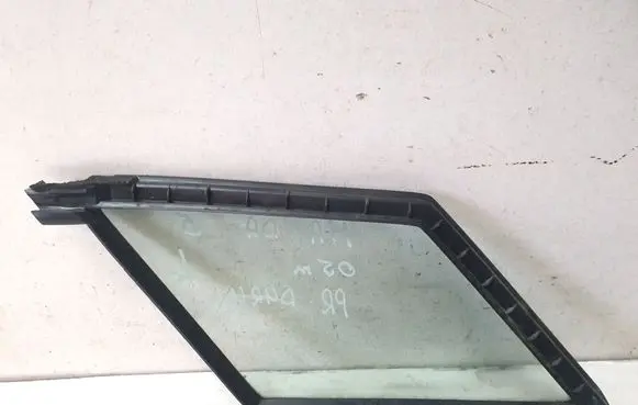 Mazda 5 Front door vent window glass four-door E643R00014