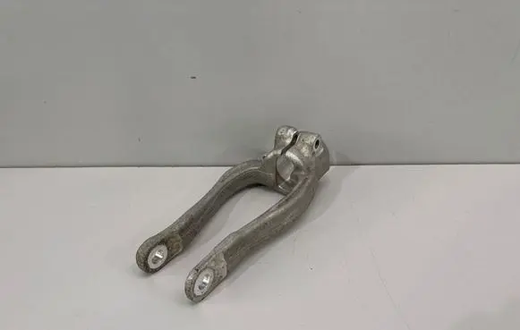 BMW 7 G11 G12 Lower shock absorber bracket 6861199