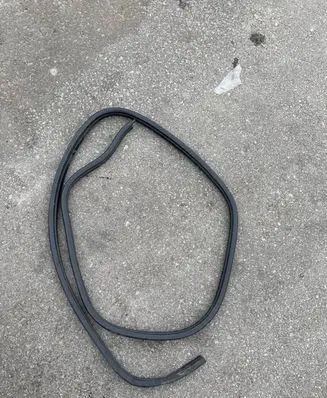 Rear door rubber seal (on body)