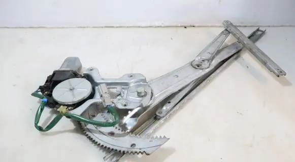 Honda CR-V Front window lifting mechanism without motor