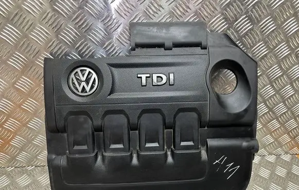 Volkswagen PASSAT B8 Engine cover (trim) 03L103925Q