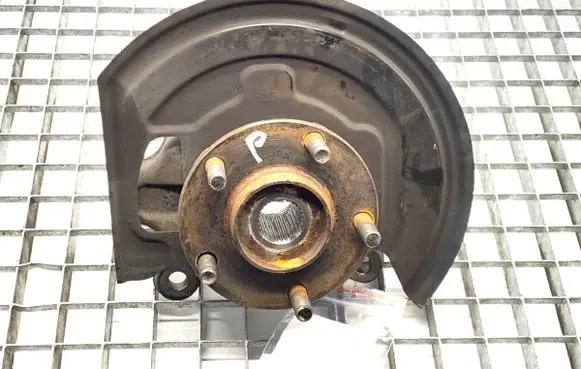 Nissan Juke I F15 Front wheel hub spindle knuckle
