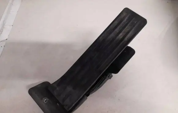 Accelerator throttle pedal