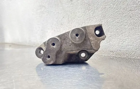Opel Vectra C Engine mounting bracket 13112024