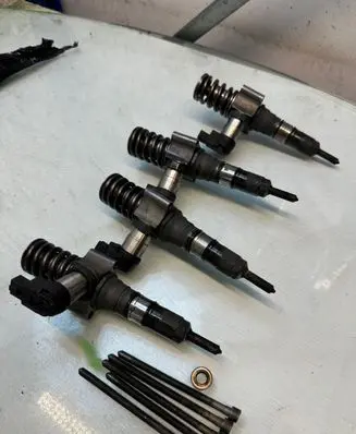 Volkswagen PASSAT B6 Fuel injector 03G130073T