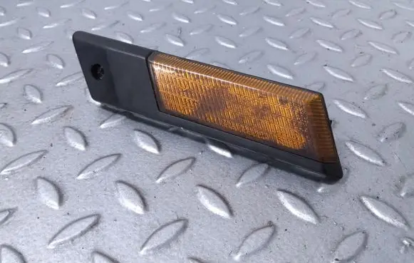 BMW 3 E30 Front fender indicator light 1367805