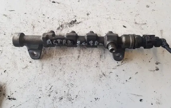 Opel Astra H Fuel distributor 0445214223