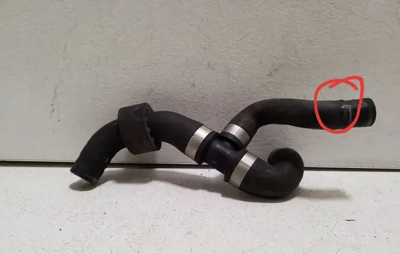 Volkswagen PASSAT B8 Engine coolant pipe/hose 04L122073E