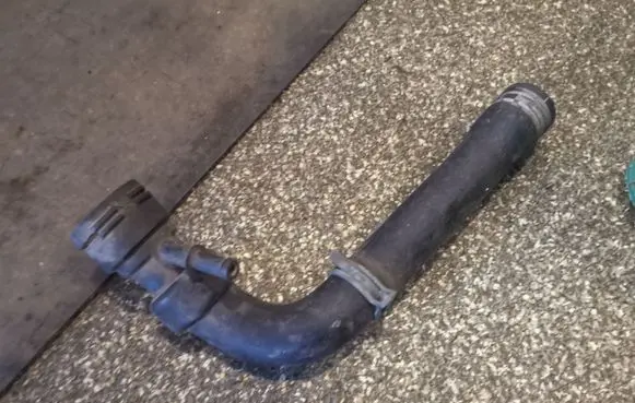 Audi A4 S4 B7 8E 8H Engine coolant pipe/hose 8E0121101