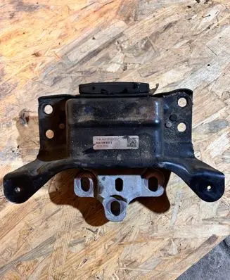 Volkswagen PASSAT B8 Engine mount bracket 5Q0199555T