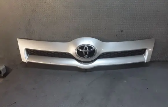 Toyota Corolla Verso AR10 Front bumper upper radiator grill 531110F020