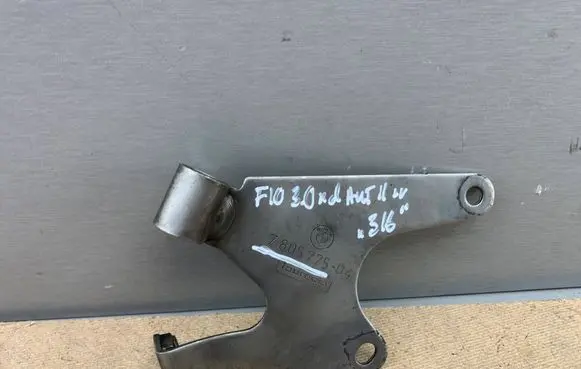 BMW 5 F10 F11 Muffler mount bracket/holder 7805775 18207805775
