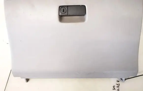 Nissan Primera Glove box