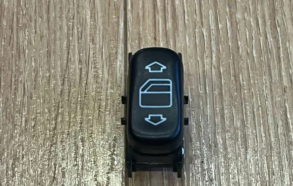 Mercedes-Benz E W210 Electric window control switch 2108208210