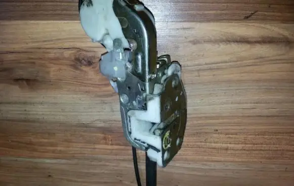Honda CR-V Front door lock