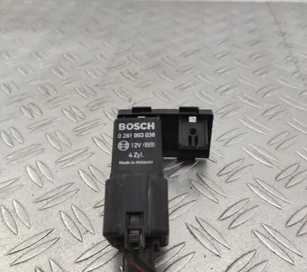 Volkswagen PASSAT B6 Glow plug pre-heat relay 0281003038